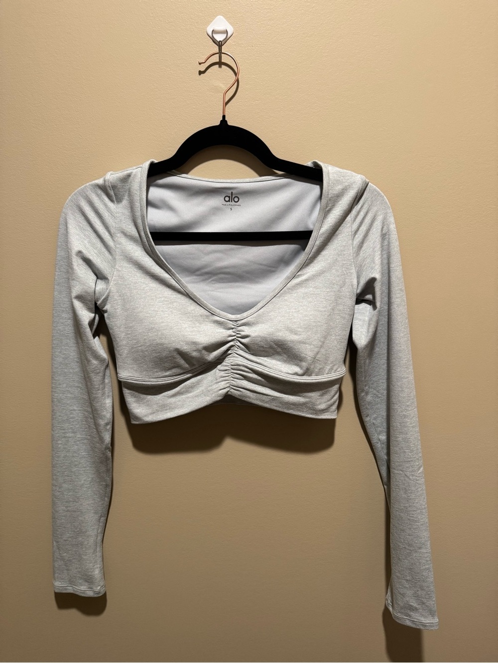 ALO Yoga Long Sleeve Ruched V-Neck Crop Top - size Small. NWOT.